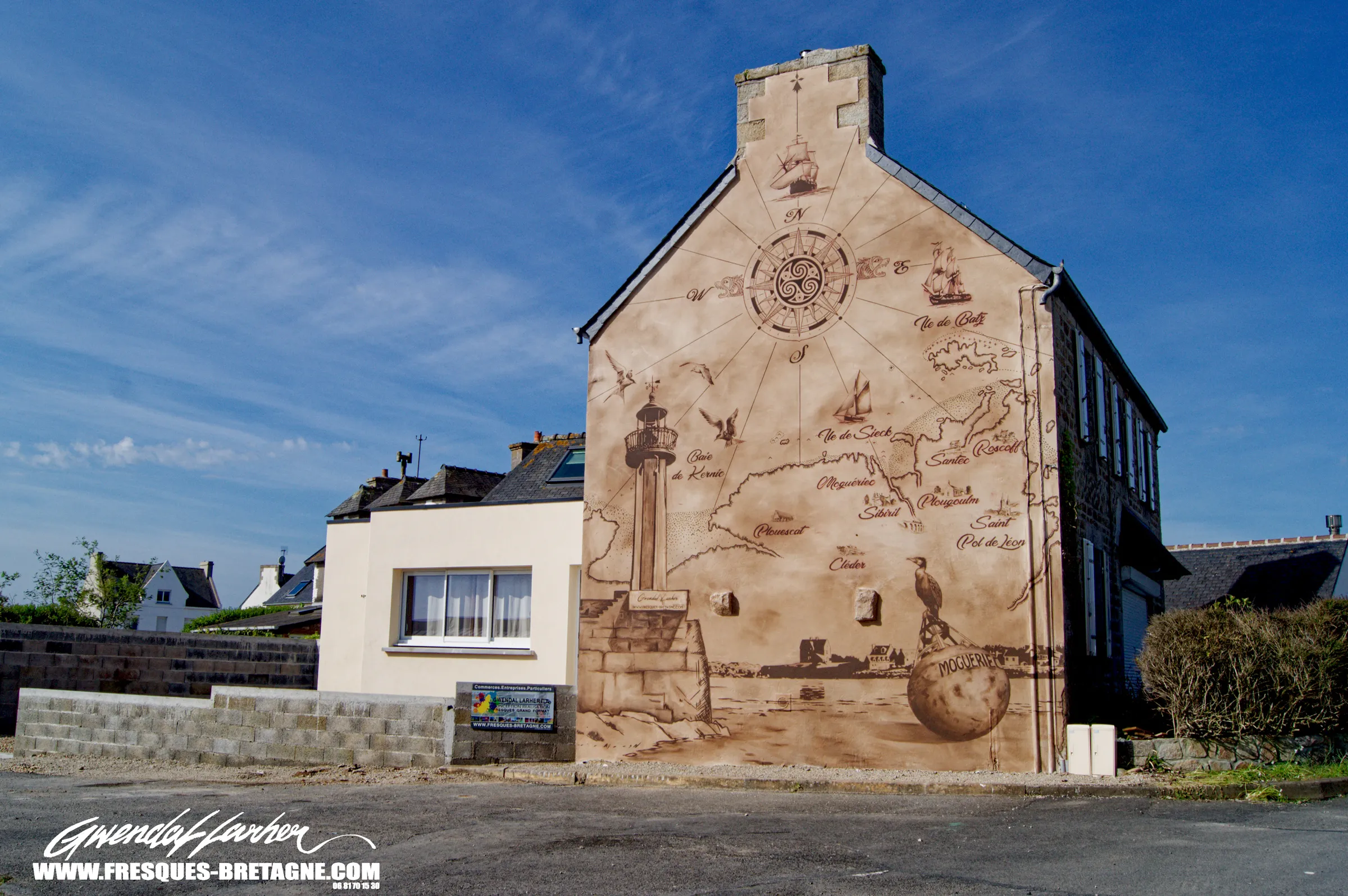 Détail d'une carte marine et d'un phare peints en trompe-l'œil sur le pignon d'un hébergement touristique à Moguériec